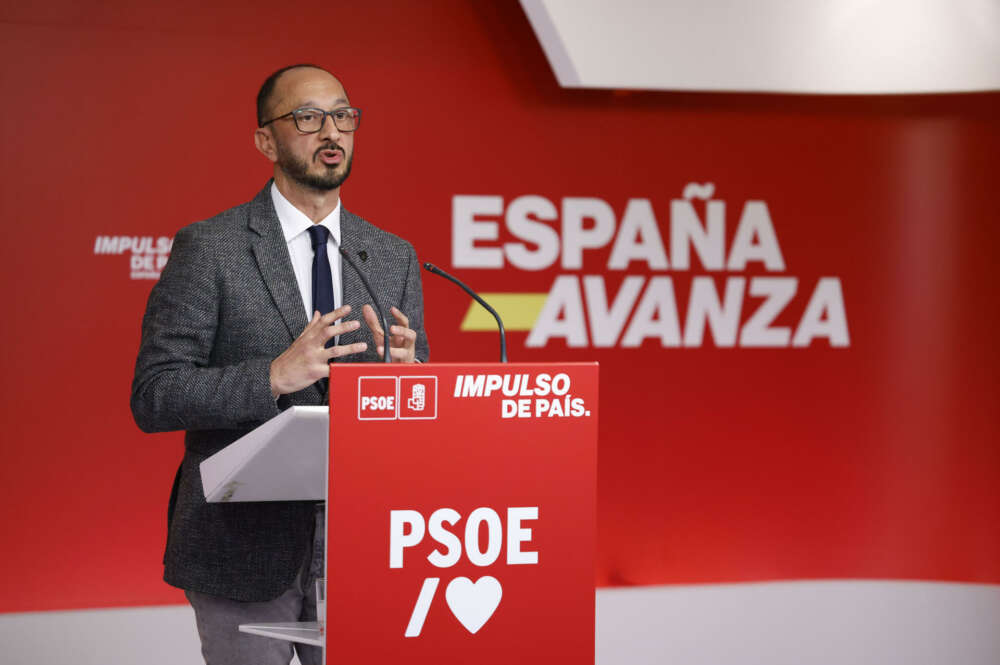 MADRID, 11/03/2024.- El secretario del Área Institucional del PSOE, Alfonso Rodríguez Gómez de Celis, ofrece una rueda de prensa en la sede del partido en Madrid, este lunes. EFE/ Javier Lizon