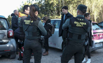SANT JOSEP DE SA TALAIA (IBIZA), 20/02/2024.-Trabajadores judiciales acompañados por guardias civiles se personan en el hotel Casa Victoria, en la localidad ibicenca Sant Josep de sa Talaia, actualmente abierto y con turistas alojados, este martes, para proceder al desalojo tras la orden emitida por el Juzgado de Primera Instancia número 4 de Ibiza. EFE/ Sergio G. Cañizares