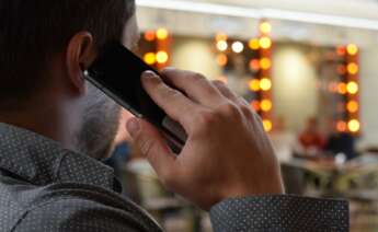 Un hombre que habla por teléfono