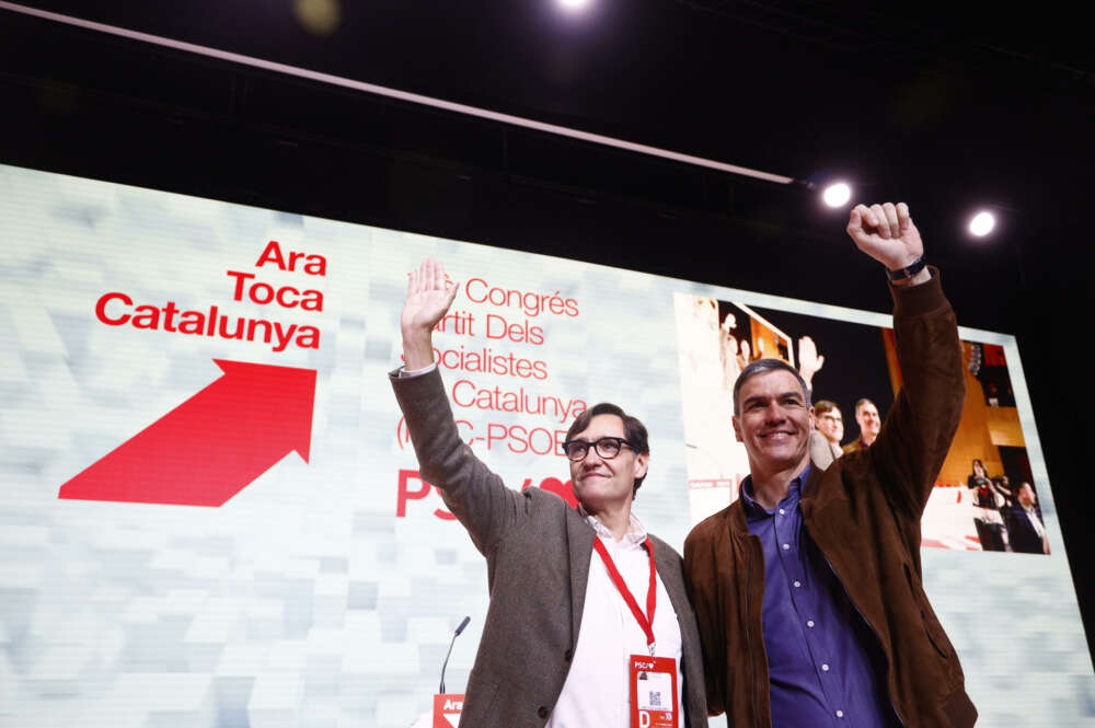 BARCELONA, 17/03/2024.- El presidente del Gobierno, Pedro Sánchez, y el primer secretario del PSC, Salvador Illa, intervienen en la clausura del XV Congreso de los socialistas catalanes, celebrado el fin de semana en Barcelona. EFE/Quique García