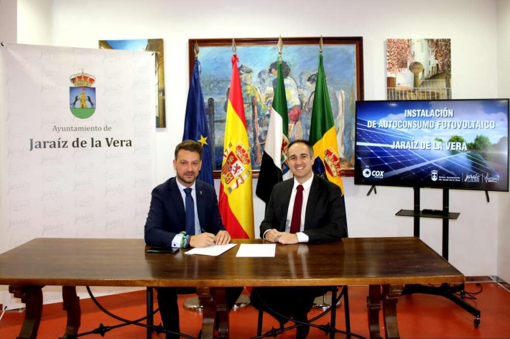 Luis Miguel Núñez, alcalde de Jaraíz de la Vera y Fabian Pérez, director general de Cox Energy. Foto: Servimedia.