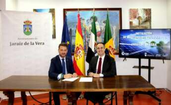 Luis Miguel Núñez, alcalde de Jaraíz de la Vera y Fabian Pérez, director general de Cox Energy. Foto: Servimedia.