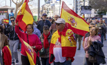 PALMA DE MALLORCA, 18/02/2024.- Manifestantes portan banderas durante protesta convocada este domingo por la Asociación Foro Baleares para pedir la dimisión de Pedro Sánchez y Fernando Grande Marlaska por su gestión tras el asesinato de dos guardias civiles arrollados por una narcolancha. La manifestación partió de la Plaza España hasta la Delegación del Gobierno. EFE/ Cati Cladera