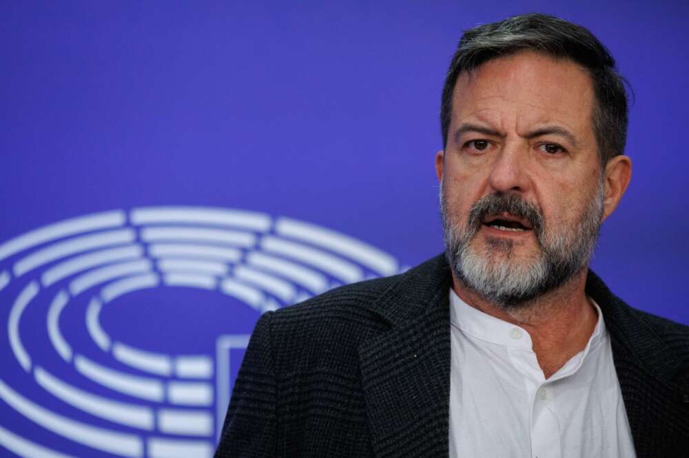 Brussels (Belgium), 06/12/2023.- Spanish Member of European Parliament Manu Pineda speaks during a joint press conference with Head of the Palestinian Journalist Syndicate Abu Bakr, and the International Federation of Journalists (IFJ) General Secretary Anthony Bellanger (both not in picture) on the Israeli attacks in Gaza and the killings of journalists at the European Parliament in Brussels, Belgium, 06 December 2023. Since the beginning of the conflict in Gaza, at least 67 journalists and media workers have been killed, several have been injured and others are missing, the IFJ reporst on their website. (Bélgica, Bruselas) EFE/EPA/OLIVIER MATTHYS