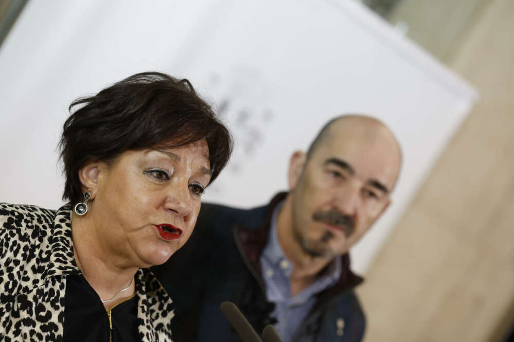 MADRID, 12/01/2024.- La representante de CCOO, Mari Cruz Vicente (y) y el representante de UGT, Fernando Luján (d) durante la rueda de prensa tras la reunión de la Mesa de Diálogo Social que ha abordado la subida del SMI este viernes en la sede del ministerio de Trabajo en Madrid. EFE/Javier Lizón