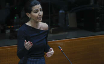 MADRID, 01/02/2024.- La portavoz de Vox, Rocío Monasterio, interviene en el pleno de la Asamblea de Madrid celebrado este jueves en el que la oposición pregunta a la presidenta de la Comunidad, Isabel Díaz Ayuso, sobre los objetivos del ejecutivo regional para este año o el traslado de inmigrantes al centro de acogida de Alcalá de Henares. EFE/ Fernando Alvarado