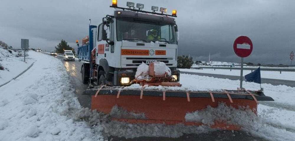 Quitanieves en una carretera