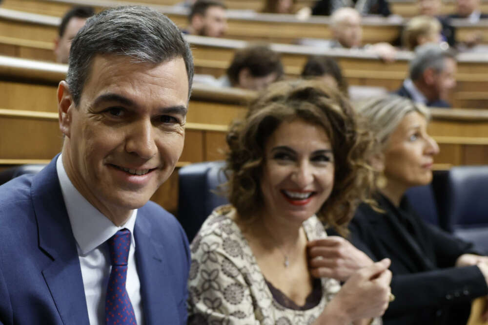 El presidente del Gobierno, Pedro Sánchez, junto a la vicepresidenta y ministra de Hacienda, María Jesús Montero. EFE/Chema Moya