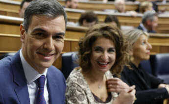 El presidente del Gobierno, Pedro Sánchez, junto a la vicepresidenta y ministra de Hacienda, María Jesús Montero. EFE/Chema Moya