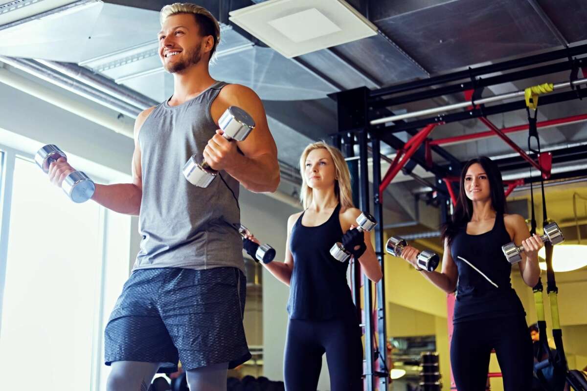 Varias personas haciendo ejercicio en un gimnasio. Foto: Freepik.