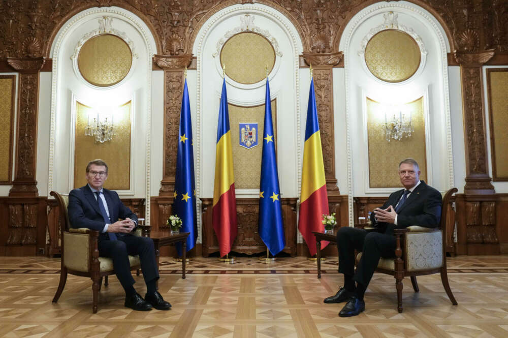 El presidente del Partido Popular, Alberto Núñez Feijóo, se reúne con el presidente de Rumanía, Klaus Werner Lohannis. EFE/Partido Popular/Tarek