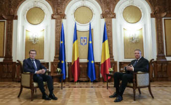 El presidente del Partido Popular, Alberto Núñez Feijóo, se reúne con el presidente de Rumanía, Klaus Werner Lohannis. EFE/Partido Popular/Tarek