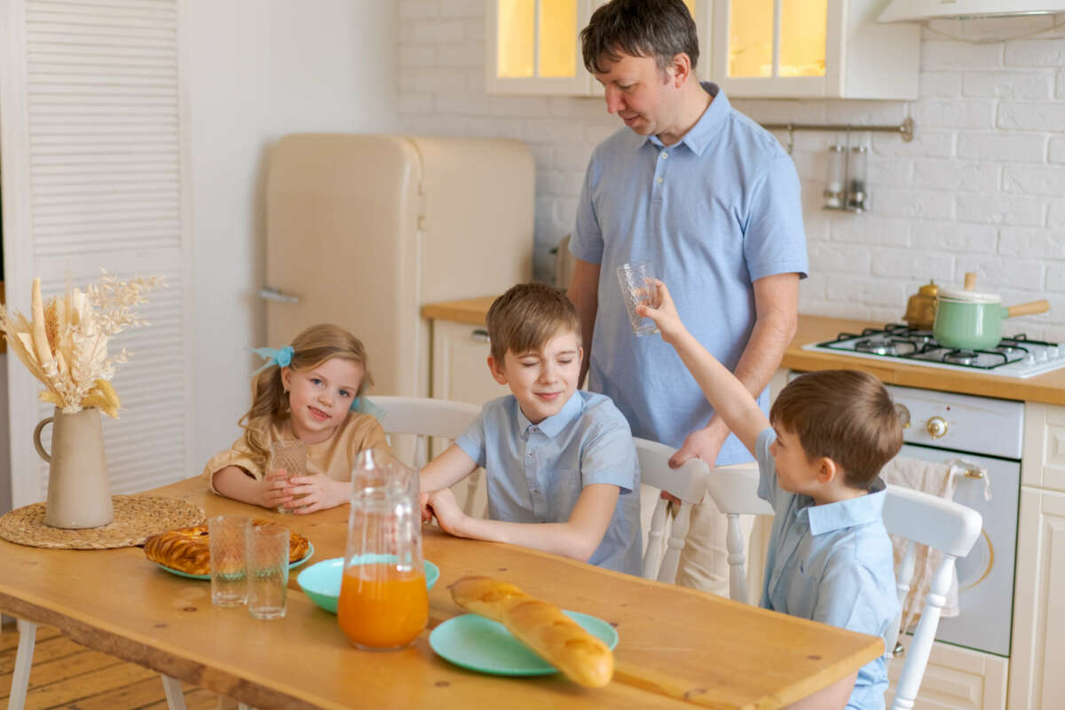 Una familia numerosa en la cocina 