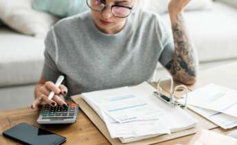 Mujer haciendo la declaración del IVA