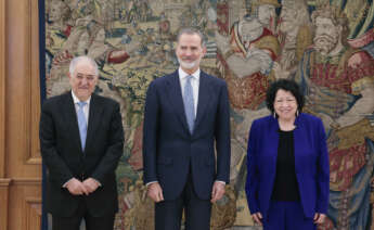 MADRID, 04/03/2024.- El rey Felipe VI posa junto a la jueza del Tribunal Supremo de Estados Unidos Sonia Sotomayor y al presidente del Tribunal Constitucional, Cándido Conde-Pumpido (i), durante una audiencia celebrada este lunes, en el Palacio de La Zarzuela, en Madrid. EFE/ Zipi