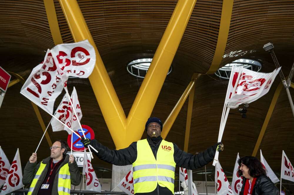 Vista de la concentración convocada por el sindicato USO en el Aeropuerto de Madrid-Barajas. Foto: EFE / Fernando Villar