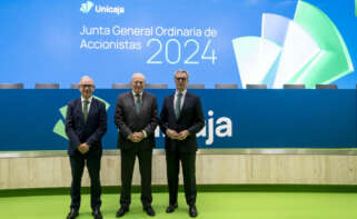 De izq. a dcha.: Isidro Rubiales, CEO de Unicaja, Manuel Azuaga, presidente no ejecutivo saliente, José Sevilla, nuevo presidente no ejecutivo. Unicaja