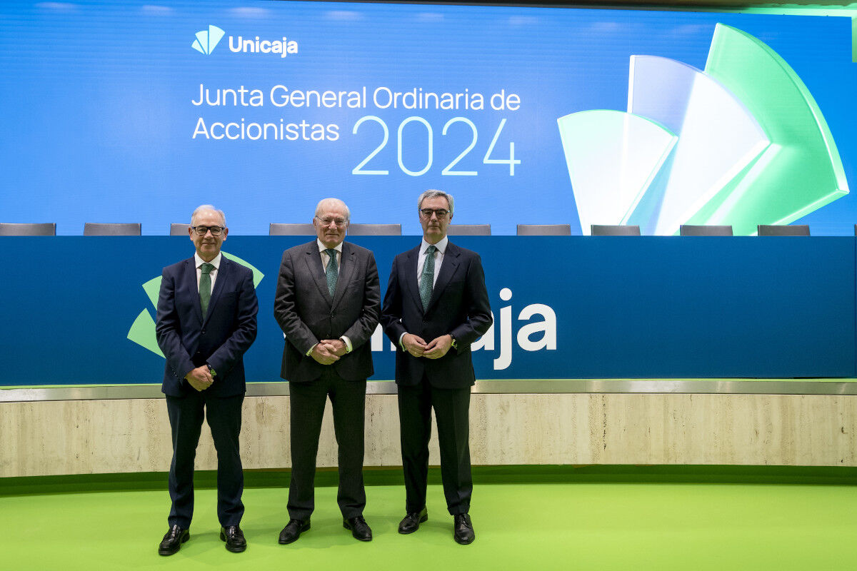 De izq. a dcha.: Isidro Rubiales, CEO de Unicaja, Manuel Azuaga, presidente no ejecutivo saliente, José Sevilla, nuevo presidente no ejecutivo. Unicaja