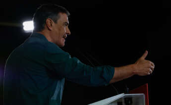 El presidente del Gobierno, Pedro Sánchez, interviene durante el acto de cierre de campaña del PSOE-PSE de cara a las elecciones vascas, este viernes en Bilbao. EFE/ Miguel Toña