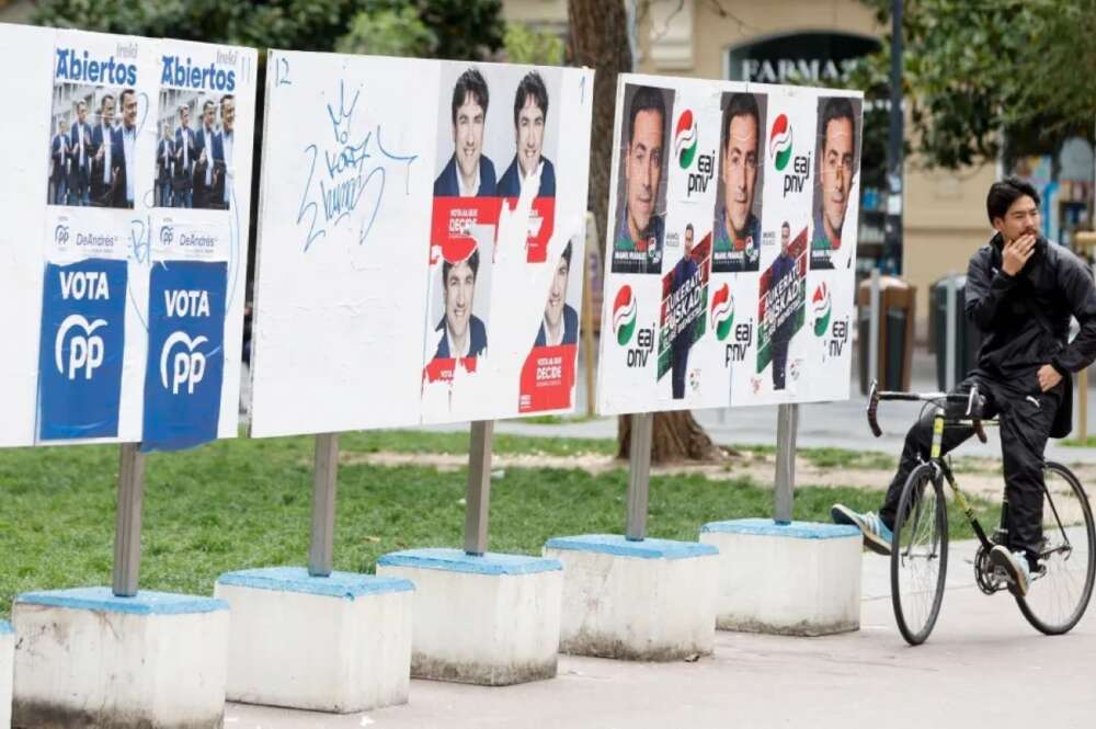 Vista de diferentes carteles electorales para las Elecciones Vascas en San Sebastián. EFE/Juan Herrero. Banca Elecciones vascas Elecciones País Vasco