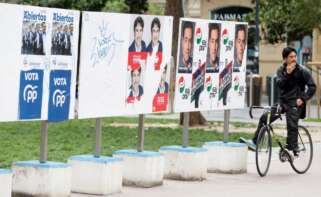 Vista de diferentes carteles electorales para las Elecciones Vascas en San Sebastián. EFE/Juan Herrero. Banca Elecciones vascas Elecciones País Vasco
