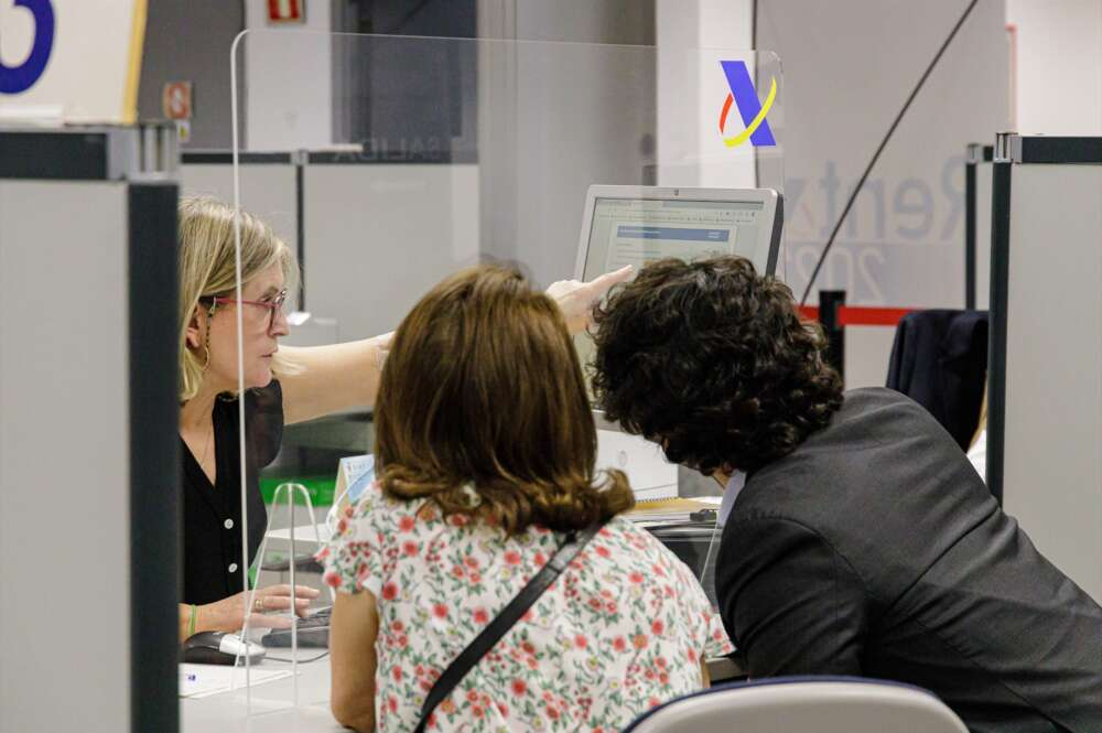 Varias personas son atendidas en la Agencia Tributaria para presentar la declaración de la renta. Foto Carlos Luján / Europa Press