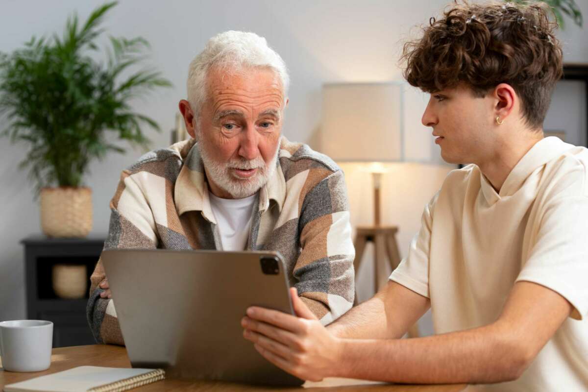 Un abuelo con su nieto utiliza una tablet. dni. Foto: Freepik.