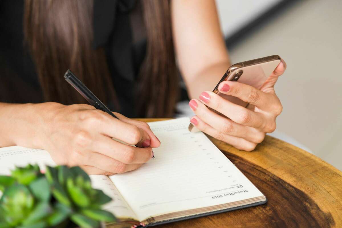 Para tramitar la Renta por teléfono y en las oficinas de la Agencia Tributaria se debe solicitar cita previa. Foto: Freepik.