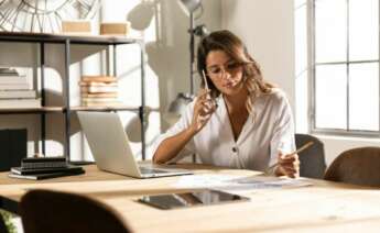 mujer autonoma con su telefono conversando