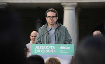 VITORIA-GASTEIZ , 18/04/2024.- El candidato de EH Bildu Pello Otxandiano durante un acto de campaña para las elecciones vascas celebrado este jueves en Vitoria. EFE/ADRIAN RUIZ HIERRO