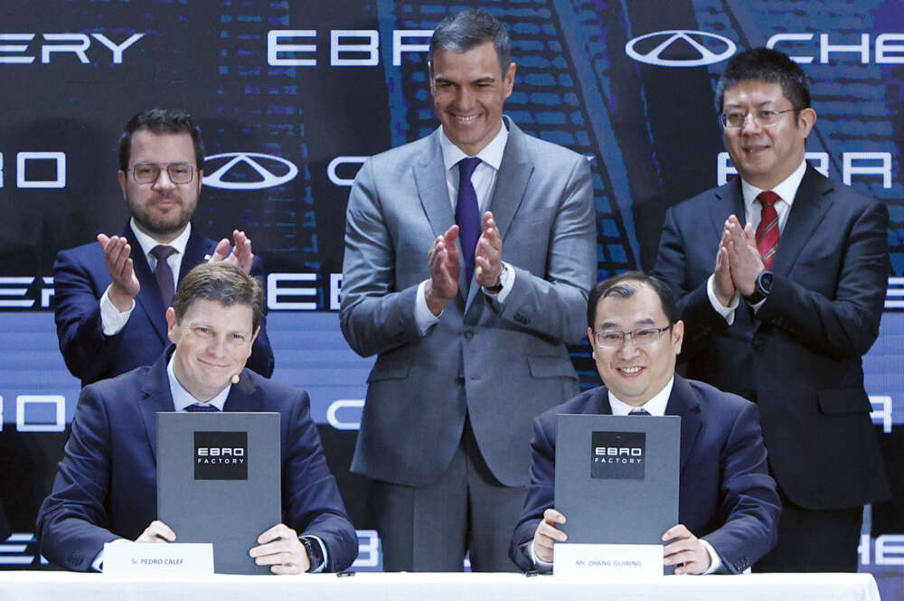 Firma del acuerdo entre la compañía automovilística china Chery y Ebro-EV Motors. EFE/Quique García