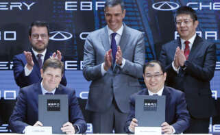 Firma del acuerdo entre la compañía automovilística china Chery y Ebro-EV Motors. EFE/Quique García