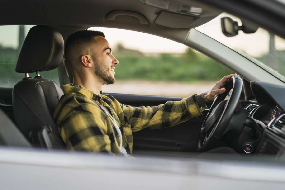 Un conductor al frente del volante. Foto: Freepik.