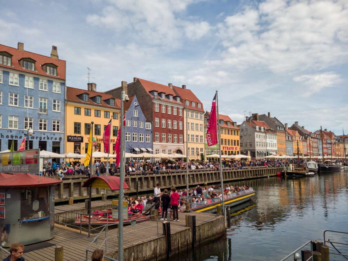 Casas coloridas por el canal Nyhavn Copenhague Dinamarca