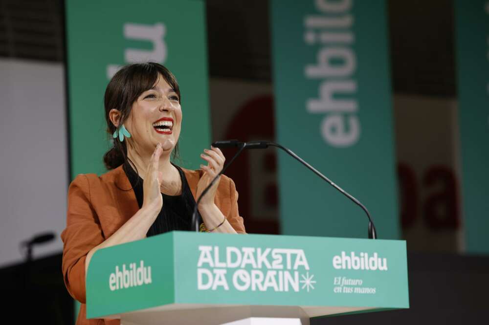 BILBAO, 21/04/2024.- La portavoz de campaña de EHBildu, Oihana Etxebarrieta, comparece momentos después de conocerse los primeros datos de participación en las elecciones celebradas en el País Vasco este domingo. EFE/ Miguel Toña