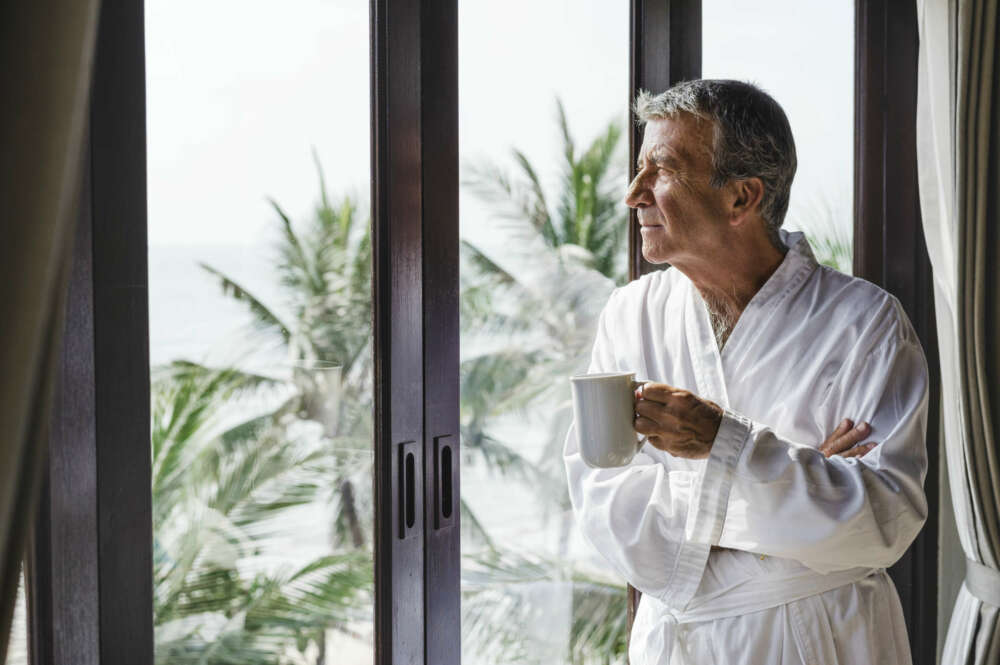 Un hombre mayor disfrutando de un hotel