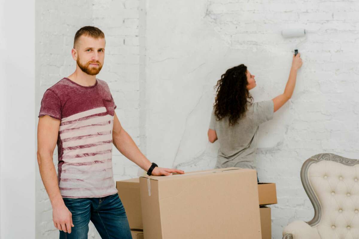 Una pareja reforma una vivienda. Foto: Freepik.