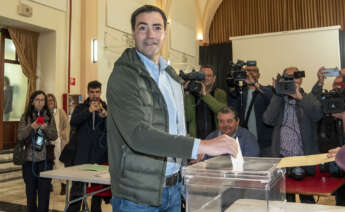 PORTUGALETE (BIZKAIA), 21/04/2024.- El candidato a lehendakari del PNV, Imanol Pradales, ejerce su derecho al voto en el Centro Cultural Santa Clara de Portugalete (Bizkaia), este domingo. EFE/Javier Zorrilla