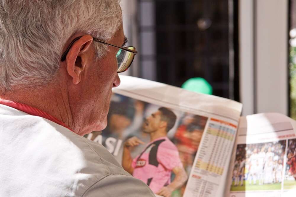 Un jubilado mira el periódico