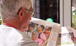 Un jubilado mira el periódico