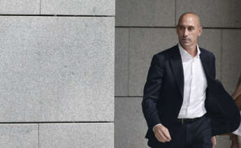 El expresidente de la Real Federación Española de Fútbol (RFEF) Luis Rubiales, a su salida de la Audiencia Nacional, el pasado mes de abril. Foto: EFE/ Sergio Pérez