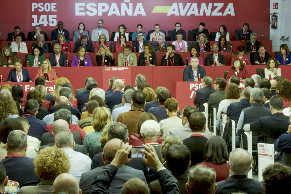 Captura de video del inicio de la reunión este sábado del Comité Federal del PSOE en su sede de Ferraz, donde cientos de personas se han comenzado a concentrar en las inmediaciones a las nueve de la mañana para trasladar su apoyo a Sánchez. Foto: EFE/PSOE.
