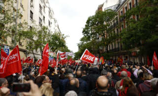 Simpatizantes del PSOE se concentran en la calle Ferraz en Madrid
