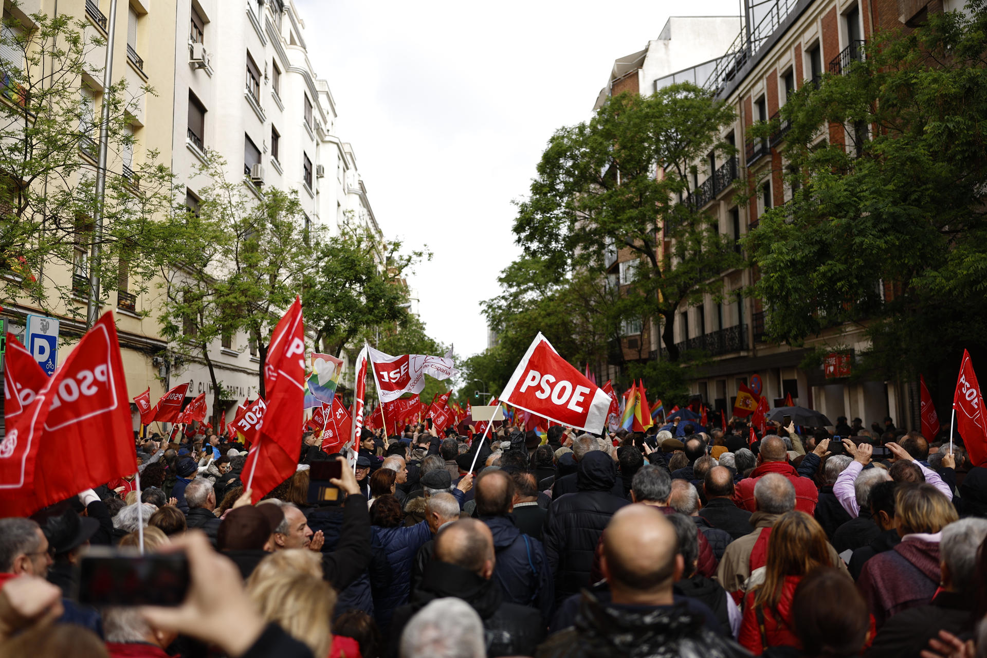 Simpatizantes del PSOE se concentran en la calle Ferraz en Madrid