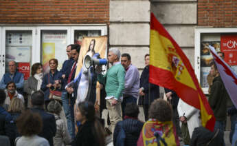 MADRID, 25/04/2024.- Asistentes a la manifestación para pedir dimisión de Pedro Sánchez con el lema Todos a Ferraz. Paremos el Golpe de Pedro Sánchez, este jueves en la calle Ferraz, en Madrid. EFE/ Fernando Villar