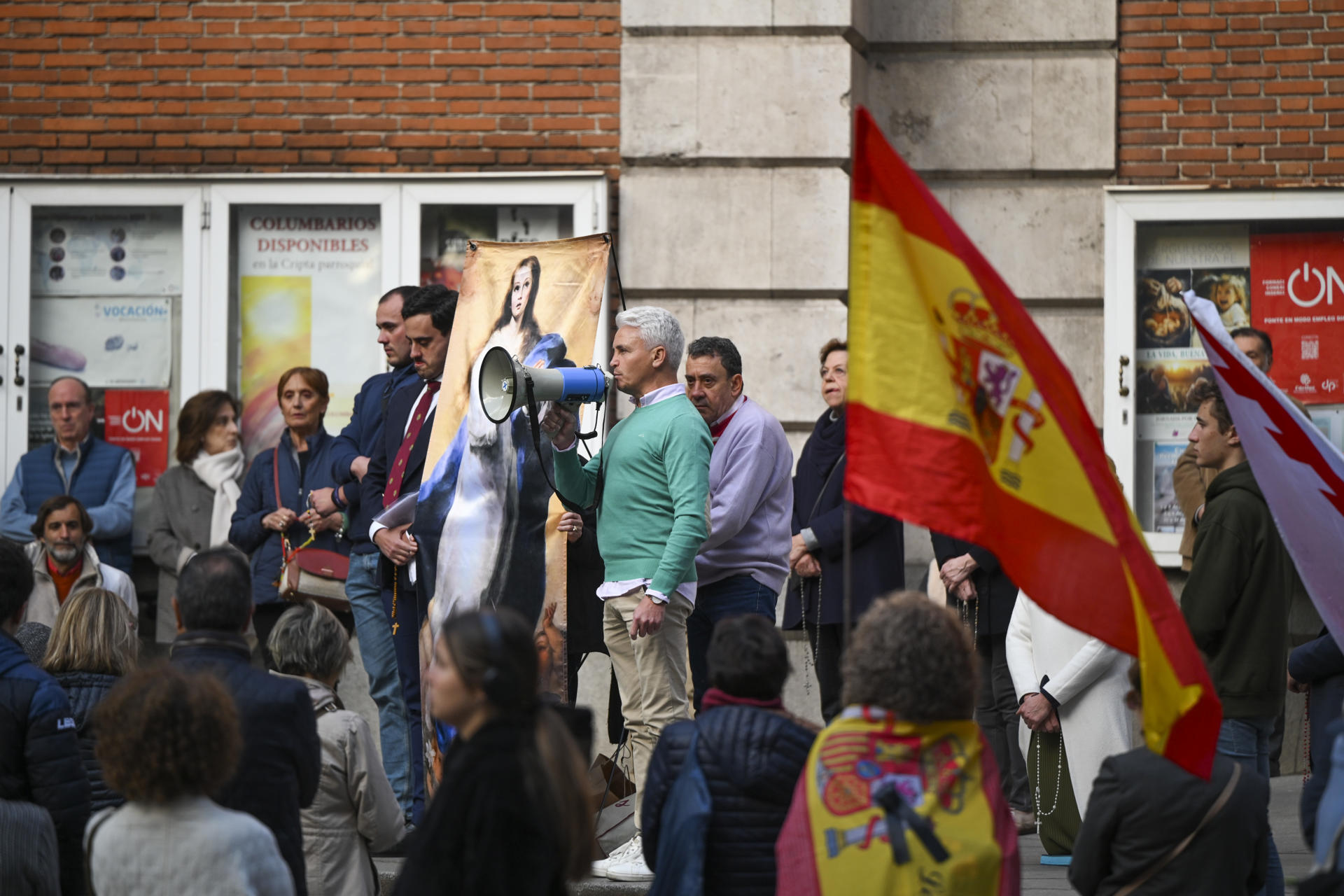 MADRID, 25/04/2024.- Asistentes a la manifestación para pedir dimisión de Pedro Sánchez con el lema Todos a Ferraz. Paremos el Golpe de Pedro Sánchez, este jueves en la calle Ferraz, en Madrid. EFE/ Fernando Villar