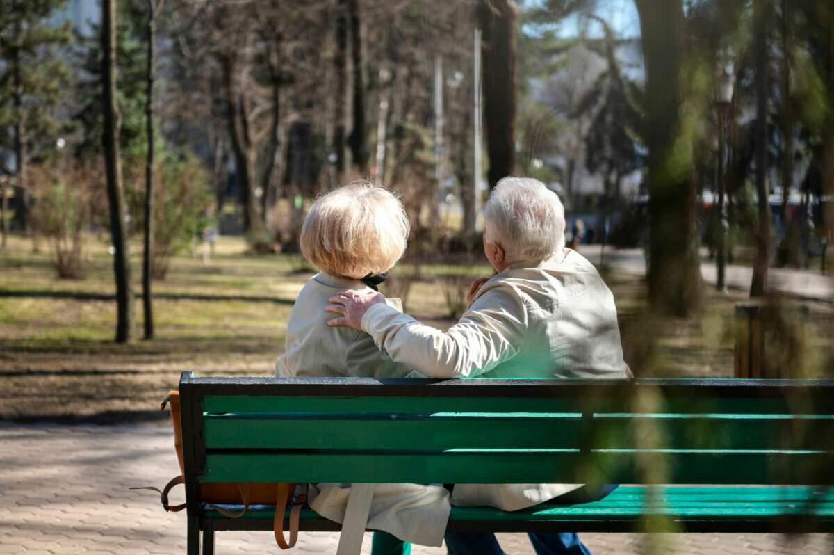 Una pareja de ancianos descansa en un banco. Foto: Freepik.