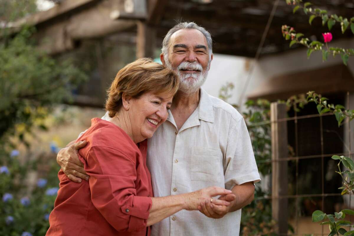 Dos jubilados se abrazan y sonríen. Foto: Freepik.