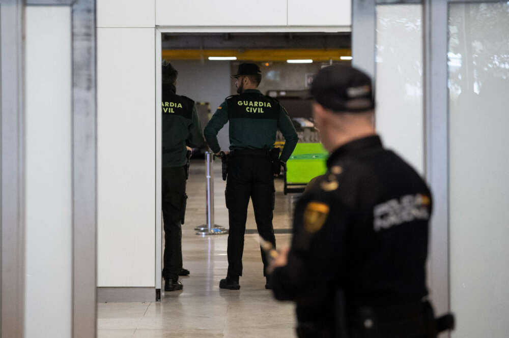 Dos agentes de la Guardia Civil en la puerta de llegadas de la terminal T1 del Aeropuerto Adolfo Suárez Madrid Barajas, por la previsible llegada del expresidente de la Real Federación Española de Fútbol (RFEF), a 3 de abril de 2024, en Madrid (España). El expresidente de la Real Federación Española de Fútbol (RFEF) Luis Rubiales ha adelantado su regreso a España desde República Dominicana y ha aterrizado durante la mañana de hoy en el aeropuerto madrileño de Adolfo Suárez Madrid-Barajas. A su llegada a España, ha sido detenido por agentes de la Unidad Central Operativa (UCO) de la Guardia Civil por la investigación que afecta a su etapa al frente de la RFEF y que indaga irregularidades en los contratos para jugar la Supercopa de España de fútbol en Arabia Saudí. La vuelta se produce después de que el pasado lunes, agentes de la UCO llevaran a cabo un registro en el alojamiento de Rubiales en Punta Cana por orden de la juez, y en el que se incautó el teléfono móvil y una tablet del propio expresidente de la RFEF. 03 ABRIL 2024;RUBIALES;PUNTA CANA;EXSELECCIONADOR;FUTBOL;AEROPUERTO;UCO;GUARDIA CIVIL;SUPERCOPA;ARABIA SAUDI Alejandro Martínez Vélez / Europa Press 03/4/2024