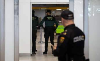 Dos agentes de la Guardia Civil en la puerta de llegadas de la terminal T1 del Aeropuerto Adolfo Suárez Madrid Barajas, por la previsible llegada del expresidente de la Real Federación Española de Fútbol (RFEF), a 3 de abril de 2024, en Madrid (España). El expresidente de la Real Federación Española de Fútbol (RFEF) Luis Rubiales ha adelantado su regreso a España desde República Dominicana y ha aterrizado durante la mañana de hoy en el aeropuerto madrileño de Adolfo Suárez Madrid-Barajas. A su llegada a España, ha sido detenido por agentes de la Unidad Central Operativa (UCO) de la Guardia Civil por la investigación que afecta a su etapa al frente de la RFEF y que indaga irregularidades en los contratos para jugar la Supercopa de España de fútbol en Arabia Saudí. La vuelta se produce después de que el pasado lunes, agentes de la UCO llevaran a cabo un registro en el alojamiento de Rubiales en Punta Cana por orden de la juez, y en el que se incautó el teléfono móvil y una tablet del propio expresidente de la RFEF. 03 ABRIL 2024;RUBIALES;PUNTA CANA;EXSELECCIONADOR;FUTBOL;AEROPUERTO;UCO;GUARDIA CIVIL;SUPERCOPA;ARABIA SAUDI Alejandro Martínez Vélez / Europa Press 03/4/2024